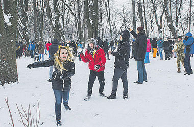 Киевляне устроили в парке снежную битву
