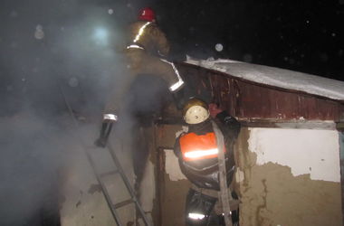 Под Киевом пожарные спасли из пылающего дома пьяную женщину