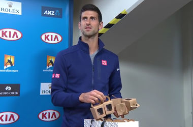 Лучший теннисист мира Джокович раздал журналистам "энергетические шарики"