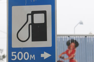 Из-за курса доллара в Украине подорожает бензин - эксперт