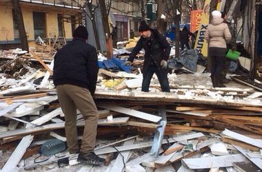 В Киеве ларьки превратили в горы мусора