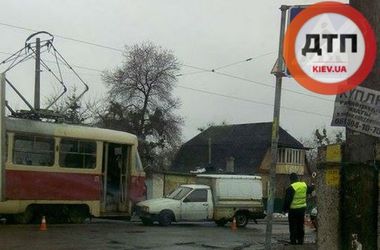 В Киеве фургон врезался в трамвай