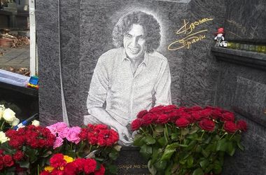 Во Львове вспоминают Кузьму Скрябина: цветы на могиле, концерт и автопробег