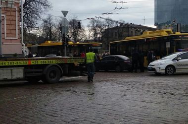 В центре Киева авария и "герой парковки" остановили троллейбусы
