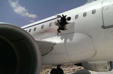 Во время взрыва на борту пассажирского самолета А321 пассажир улетел в дыру