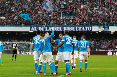 "Наполи" обыгрывает "Лацио" и продолжает лидировать в чемпионате Италии