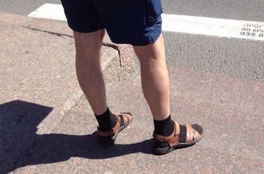 Мужчинам официально разрешили носить носки под сандалии