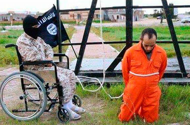 Боевик "ИГ" в инвалидной коляске казнил офицера