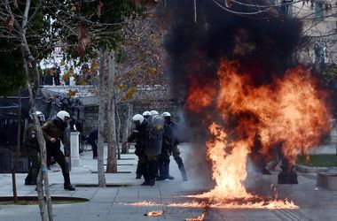В  Афинах митингующие атаковали полицейских "коктейлями Молотова"