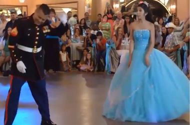 Невеста удивила гостей на своей свадьбе нелепыми танцами с отцом-военным