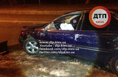 В Киеве пьяный водитель врезался в бордюр, авто опрокинулось