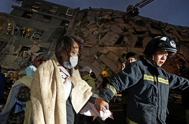Число жертв мощного землетрясения на Тайване продолжает расти