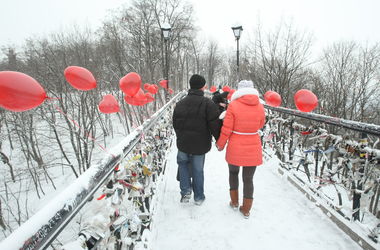 Как киевляне готовятся ко Дню влюбленных: спрашивают, как украсить елку и делают валентинки из пластиковых бутылок