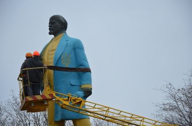 В Никополе снесли сине-желтого Ленина