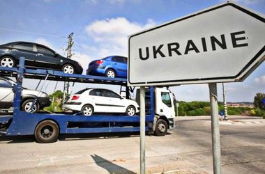 В Украину стали завозить намного меньше автомобилей