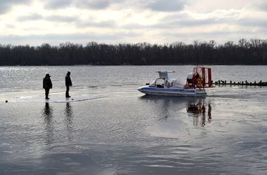 150 рыбаков застряли на оторванной льдине на Кременчугском водохранилище