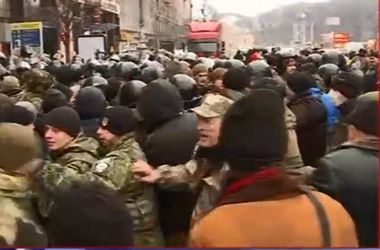 В сети появилось видео столкновений между активистами и правоохранителями на Майдане