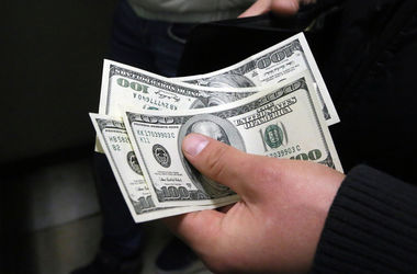 Доллар стал дешевле на "черном рынке" Украины