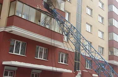 В России на многоэтажку рухнул башенный кран 