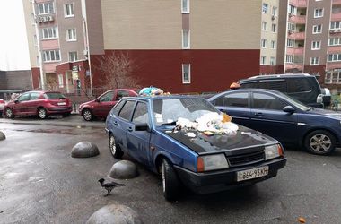 В Киеве авто "героя парковки" забросали мусором