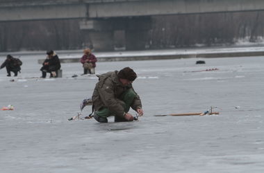 В Киеве на озере утонул рыбак
