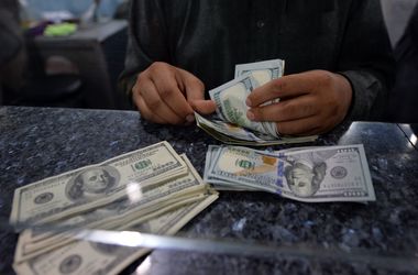 Менялы и официальные обменники в Украине опустили курс доллара