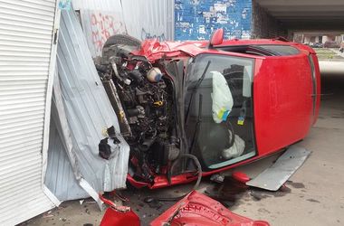 В Киеве пьяный водитель перелетел через отбойник, авто перевернулось