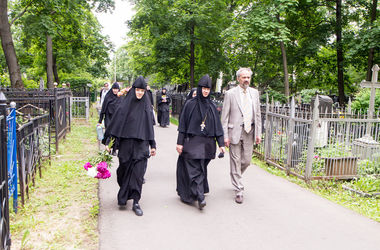 Россиянка на кладбище под видом монахини обокрала пенсионерку 