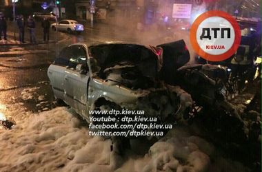 В Киеве произошло зрелищное ДТП с пожаром