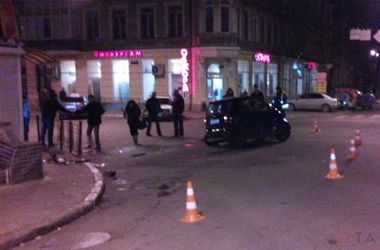 Mercedes врезался в магазин в центре Одессы, водитель сбежал