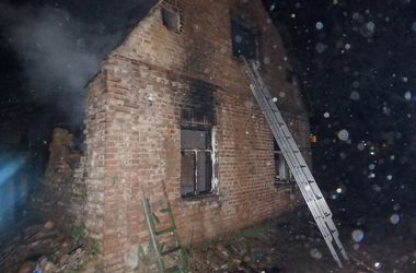 Киевские пожарные спасли женщину из пылающего дома