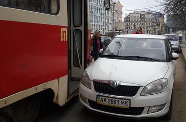 В Киеве на Подоле очередной "герой парковки" заблокировал движение трамваев