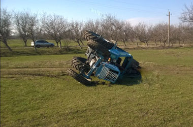 На территории лицея опрокинулся трактор: один студент погиб, второй травмирован