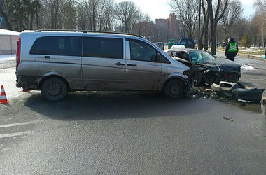 В Харькове из-за скользкой дороги легковушка влетела в микроавтобус