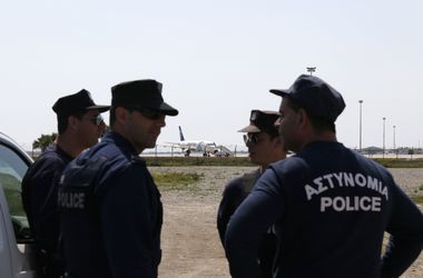 Силовики Кипра готовятся к штурму самолета в аэропорту Ларнаки  