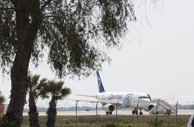 Угонщик лайнера EgyptAir требует дозаправить самолет, чтобы вылететь в Турцию 