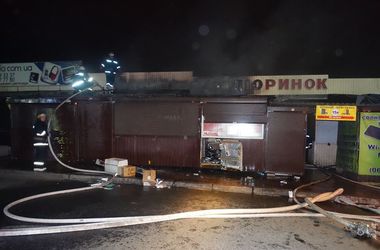 Как горел радиорынок в Киеве: три павильона полностью уничтожены