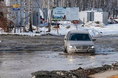 В России автомобиль утонул в огромной луже 