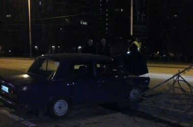 В Киеве пьяный водитель врезался в ограждение