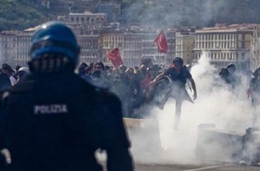 Полиция Неаполя водометами и слезоточивым газом разогнала противников премьера Италии