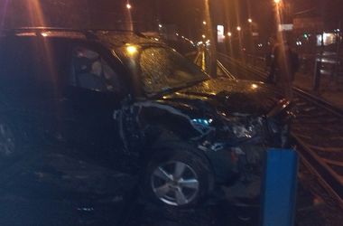 В Киеве водитель протаранил четыре машины и вылетел на трамвайные пути