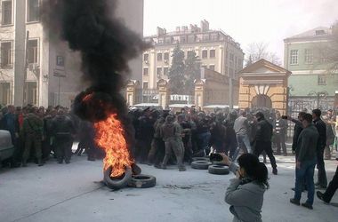 В центре Киева митингующие подожгли шины