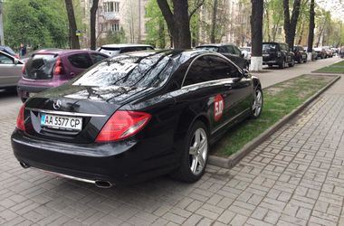 В центре Киева "герой парковки" припарковался на клумбе