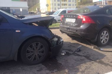 В Киеве невнимательный водитель протаранил авто на светофоре
