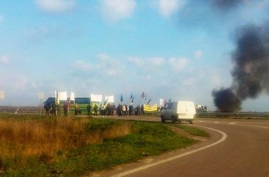 На Волыни зажгли шины: перекрыта трасса Киев-Ягодин