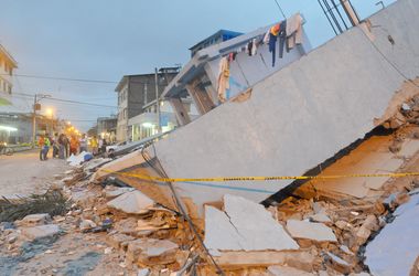 Число жертв жуткого землетрясения в Эквадоре растет