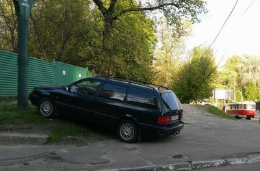 "Герой парковки": В Киеве водитель оставил свое авто, перекрыв газон и тротуар