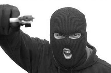 5 бандитов в масках ворвались в дом бизнесмена в Одесской области: супругов пытали