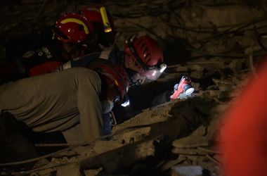 Более тысячи спасателей прибыли в Эквадор для помощи после землетрясения