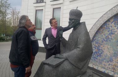 В Киеве появился памятник Митрополиту Владимиру